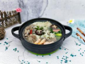 美美的羊排火锅。