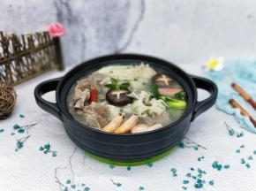 美美的羊排火锅。