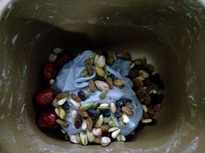 加入坚果再揉一分钟。