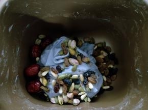 加入坚果再揉一分钟。