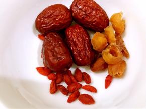 红枣，桂圆干，枸杞洗净