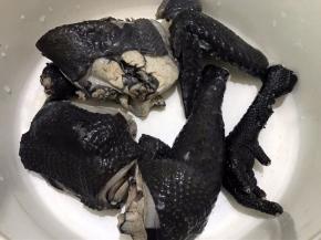 焯好水的乌鸡冲洗干净，重新放入锅中