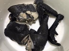 焯好水的乌鸡冲洗干净，重新放入锅中