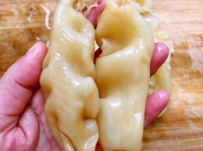 泡发好的花胶肉厚厚哒
花胶泡发最好提前一天做，我一次会多泡发一些放冰箱冷冻保存，方便随时取用