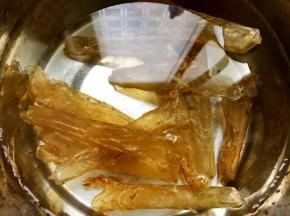 干花胶加入适量清水泡发1到2个小时