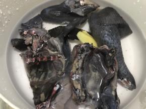 乌鸡半只洗净斩大件，放入锅里加入3片姜加适量清水绰水备用