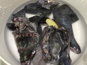 乌鸡半只洗净斩大件，放入锅里加入3片姜加适量清水绰水备用