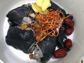 加入姜片，桂圆干，红枣，虫草花