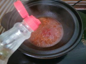 加入甜辣酱和几勺清水，按个人口味添加少许白醋