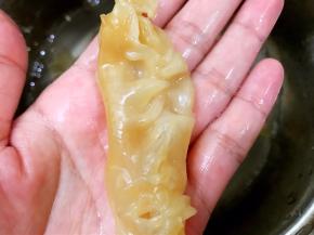 无油的盆里放入适量纯净水加入姜片放冰箱冷藏泡发8到16个小时