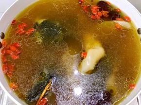 加入枸杞，再最小火煲半小时