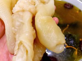 加入泡发好的花胶