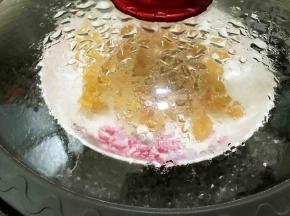 水开后加入姜片在花胶里蒸5到8分钟
时间到后先不要揭盖子闷10分钟
这步一定要做好，不然花胶发不大哦