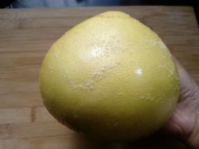 柚子一只，用盐在表皮搓揉，去除表皮上的腊，用水中清洗干净。