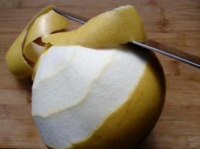 用锋利点的刀将柚子的表层黄色皮削下来。柚子表层黄色的皮具有一种特别的清香，里面内层白色的部分，味道苦涩，尽一可能削薄一点，少带白色部分。