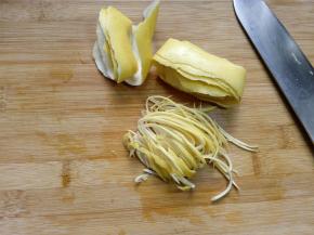 皮削的越薄，苦涩的味道就会越少，我喜欢柚子茶，带有一点点微微的苦味，白色部分就没有削的非常干净。