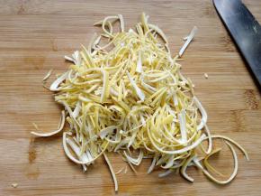 用刀将柚子皮切细细的丝，尽量细，在泡的时候会容易去除的内部的苦涩味。