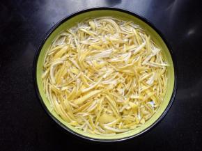 将柚子皮丝用淡盐水浸泡1小时，用清水冲洗下。