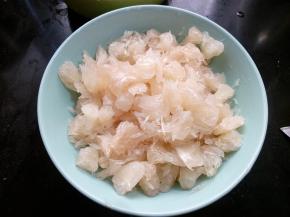 剥出柚子的肉 ，撕小块，去掉种子，白色的筋膜也是有苦味的，剔除掉。