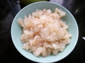 剥出柚子的肉 ，撕小块，去掉种子，白色的筋膜也是有苦味的，剔除掉。