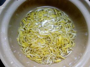 锅里放水,把浸泡过的柚子皮放入，熬的锅最好是不锈钢锅或砂锅、不粘锅等，不要用铁锅来做，以免引起变色。