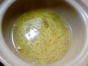 加水没过柚子皮就可以，烧开后用，小火煮十分钟，为了去除一部分的苦涩味。