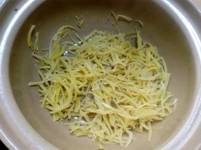 煮好的柚子皮，沥去水分。柚子肉和皮都处理好以后，我们要开始熬喽。