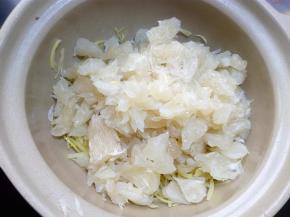 锅中放入一小碗水，不用太多，一、二指高就可以，加热的时候，柚子还会再渗出水。