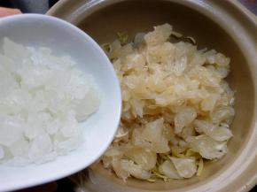 加入柚子皮、果肉和冰糖。