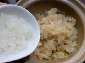 加入柚子皮、果肉和冰糖。