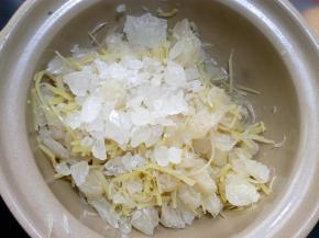 中火煮开后，就一直要保持中小火慢慢熬。