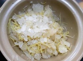 中火煮开后，就一直要保持中小火慢慢熬。