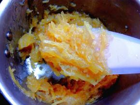 一直熬到呈黏稠的状态，柚子皮变得金黄微微有光泽。时间上可能需要半个小时到一个小时，具体时间要看你水量和柚子量的多少。到最后一定要盯着注意搅拌，水分基本收干浓稠即可关火。我是在熬到最后的时候离开了一下下，就有点粘锅底了，又倒下来换了一个锅继续熬。