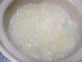 熬的中间一定要勤搅拌，不然会粘到锅底。随着水份的蒸发，柚子糖水会越来越粘稠。