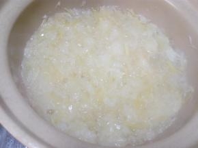 熬的中间一定要勤搅拌，不然会粘到锅底。随着水份的蒸发，柚子糖水会越来越粘稠。