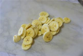 香蕉去皮切片