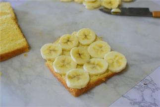 香蕉片放入吐司上