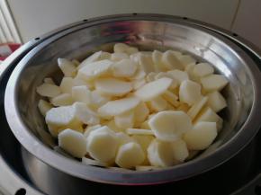 山药洗净去皮切片。放在蒸锅里开锅后蒸15分钟。