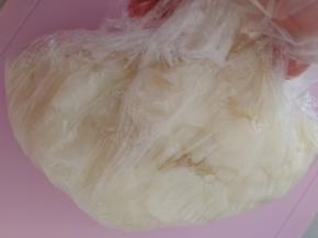 用保鲜膜把蒸好的山药包起来捏碎捏面