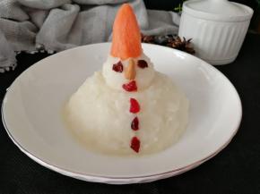 用胡萝卜给雪人做个帽子，各种果脯做眼睛，鼻子，嘴和扣子。（雪人做好了。）