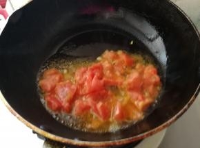 油热放入番茄翻炒