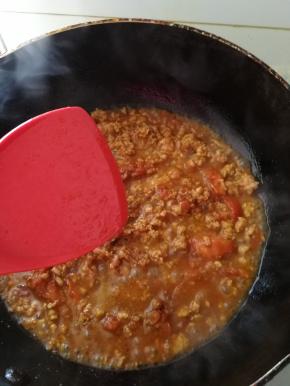 加肉沫，加红烧酱油，加糖，加盐，加花椒面翻炒。然后加胡萝卜和圆葱翻炒。炒出汤来有番茄香味了就好了。