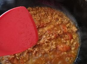 加肉沫，加红烧酱油，加糖，加盐，加花椒面翻炒。然后加胡萝卜和圆葱翻炒。炒出汤来有番茄香味了就好了。