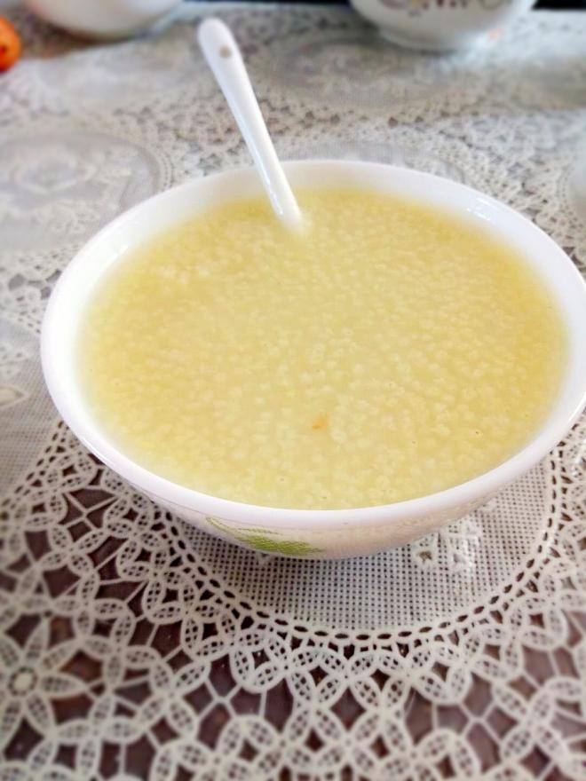 砂锅小米粥蒸胡萝卜