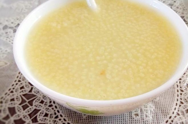 砂锅小米粥蒸胡萝卜