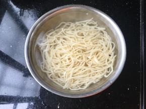 煮好的面条马上捞出放凉水里面