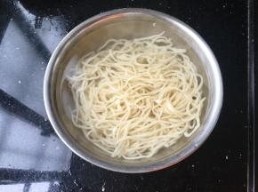 煮好的面条马上捞出放凉水里面
