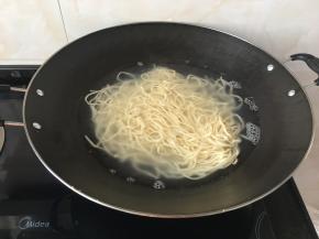 锅里烧水开后放面条煮至七分熟