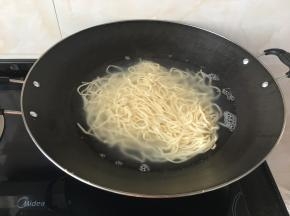 锅里烧水开后放面条煮至七分熟