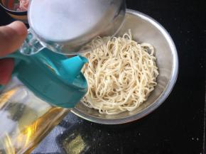 倒些食用油把面条拌均匀以免粘在一起